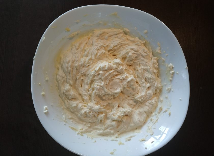 1. Этап. Торт Золотые купола: Когда остынет наша заварная основа крема, смешайте ее со сливочным маслом, добавляя небольшими порциями. Крем готов, поставьте его в холод.