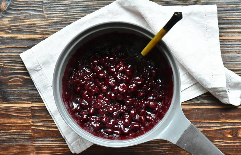 1. Этап. Штрудель с вишневой начинкой классический: Уварите начинку до загущения и полностью ее остудите. По мере остывания она станет еще гуще.