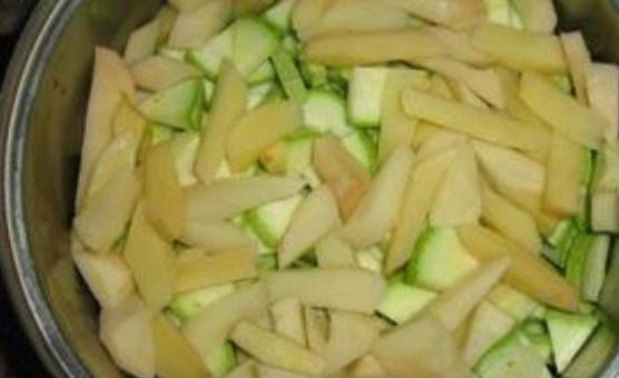 1. Этап. Кабачки с картошкой тушеные: 5. Выкладывать можете слоями, а можете все перемешать - по вашему вкусу и усмотрению.