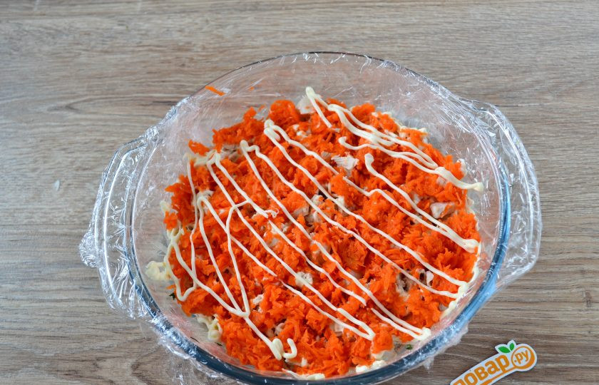 1. Этап. Салат Грибная поляна: Следующий слой – натертая на мелкой терке морковь и снова майонез.