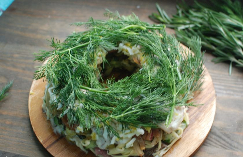 1. Этап. Салат с говядиной и маринованными огурцами: 6. Сверху украшаем свежими веточками укропа и вытаскиваем нашу формочку. Желательно, чтобы салат постоял хотя бы час в холодильнике.