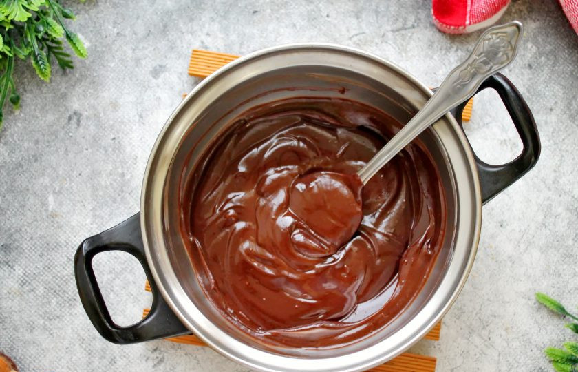 1. Этап. Кулич с шоколадной начинкой: Поставьте кастрюлю на медленный огонь и нагревайте, все время мешая, до растворения сахара и шоколада, не выше 50 градусов. Снимите кастрюлю с шоколадной массой с огня.