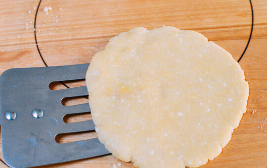 1. Этап. Красивые булочки из дрожжевого теста: 5. Разделите на столько же небольших частей и раскатайте очень тонким пластом. От рабочей поверхности снимать удобнее всего лопаткой.