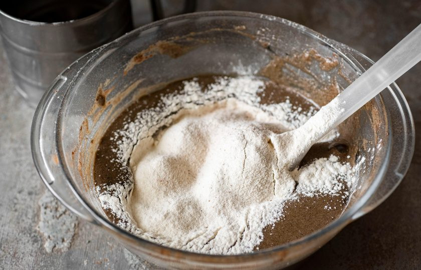 1. Этап. Черный бисквит: Просейте муку и вмешайте ее до получения однородного, воздушного теста.