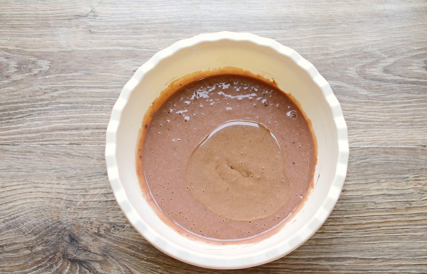 1. Этап. Шоколадные блины с вишней: Влейте, перемешивая, в тесто кипяток и растительное масло, перемешайте.