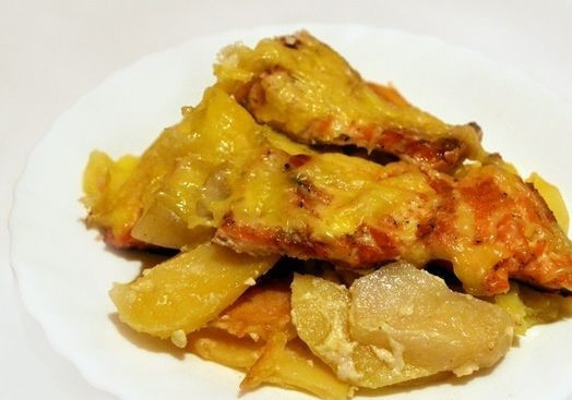 1. Этап. Горбуша с картофелем в духовке: Вот, собственно говоря, и все! Как я и говорила, сложного ничего нет. Теперь раскладываем рыбу с картошечкой по тарелкам и угощаем дорогих гостей. Приятного всем аппетита!