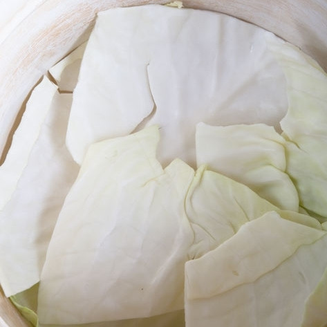 1. Этап. Квашеная капуста: Берем большую кастрюлю объемом около 10 литров. На дно выкладываем крупные листья капусты.