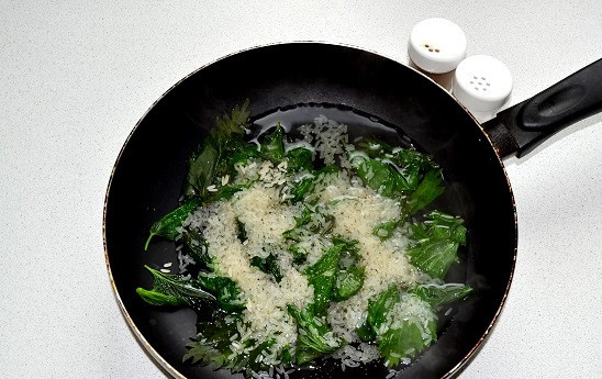 1. Этап. Рис с крапивой: Добавьте соль, перец и поставьте на огонь. Накройте крышкой и варите рис с крапивой на медленном огне 5 минут.