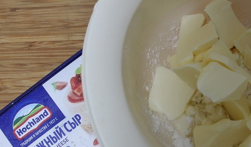 1. Этап. Пирожное Картошка по-новому: Крем. В чашу сложить сливочное масло, творожный сыр, сахарную пудру.