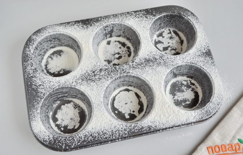 1. Этап. Лимонные пирожные Сансы Старк: 8. Присыпьте мукой.