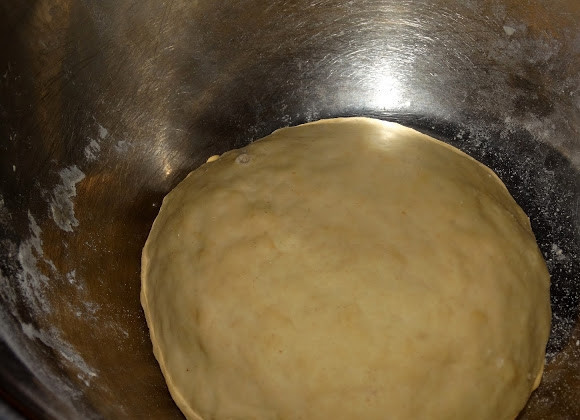 1. Этап. Хачапури с творогом и сыром: Дрожжи залейте теплой водой, добавьте сахар и дайте полностью раствориться. Добавьте в муку соль, масло и дрожжи, тщательно вымесите тесто. Сформируйте шар, накройте тканью и оставьте подниматься.