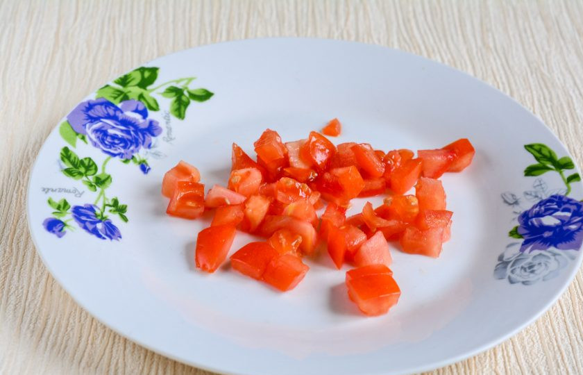 1. Этап. Салат с мидиями и овощами: Таким же образом измельчите помидоры.