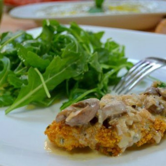 Курица под соусом с грибами