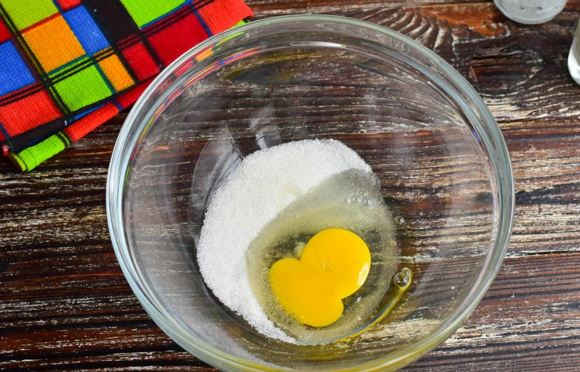 1. Этап. Блины Неженка: В миску вбейте куриное яйцо, всыпьте соль и сахар.