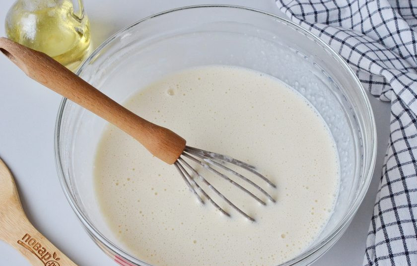 1. Этап. Блинчики с фруктовой начинкой: Добавьте рафинированное масло и перемешайте хорошо тесто.