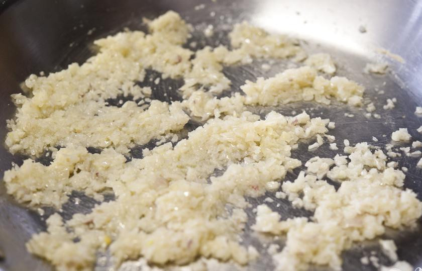 1. Этап. Фрикадельки по-шведски: 1. Разогреть духовку до 175. Измельчить лук. Пропустить чеснок через пресс. В небольшой сковороде нагреть оливковое масло на медленном огне. Добавить лук и чеснок и обжарить в течение 2-3 минут. Дать остыть 5 минут.