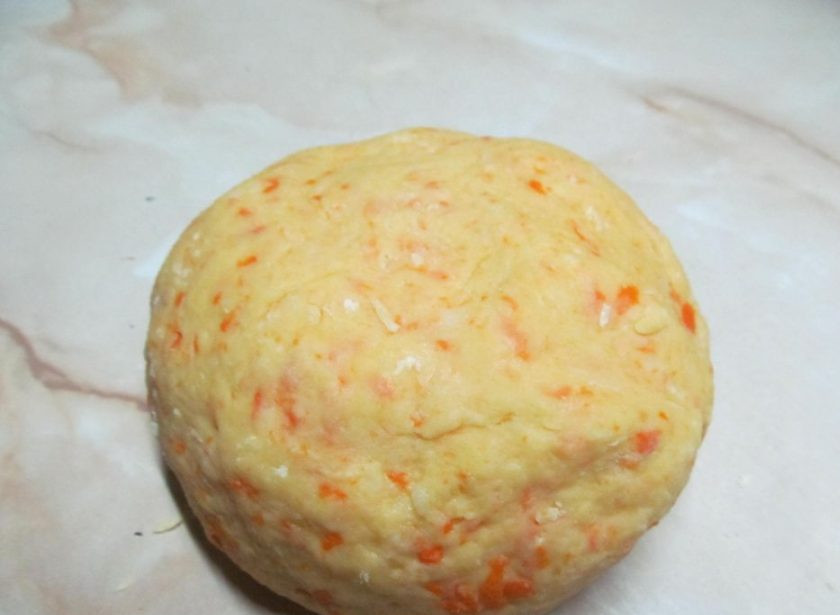 1. Этап. Пирожки со свеклой: Замесите однородное тесто.