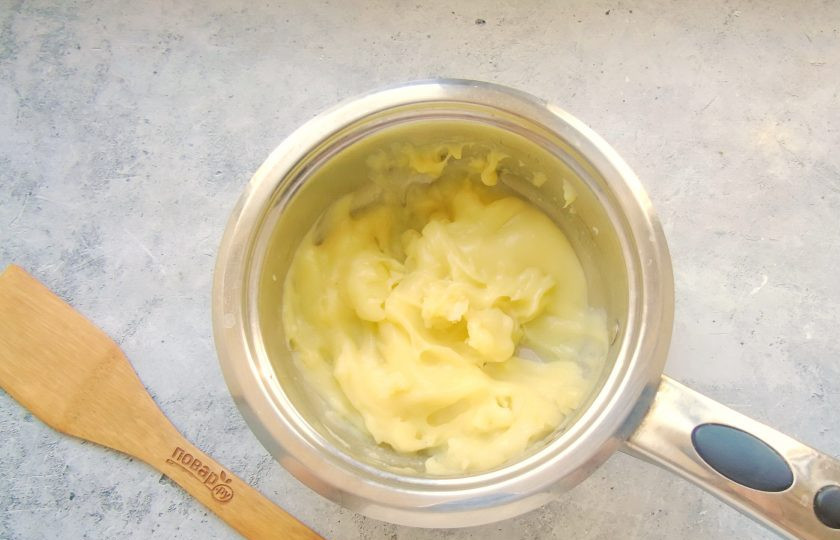 1. Этап. Тосканский суп с фаршем: Вареную картошку выложите в отдельную посуду, налейте немного воды, в которой она варилась и взбейте блендером в пышное пюре.