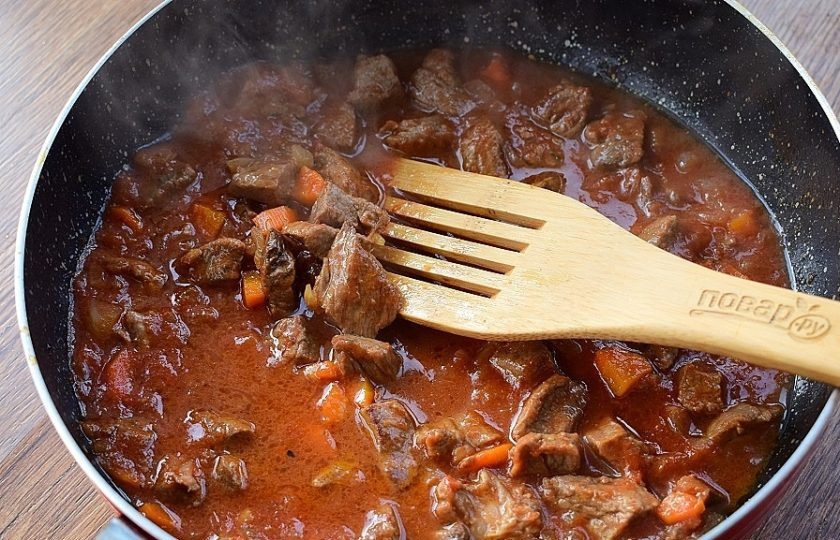 1. Этап. Татарский суп Нохутлы аш: Добавьте овощи к мясу, посолите и поперчите по вкусу, тушите в течение 10 минут. В зависимости от кислоты томатного сока, можно добавить сахар по вкусу.