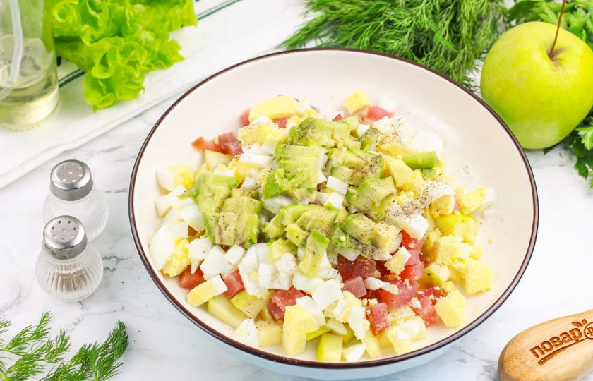 1. Этап. Салат с авокадо и тунцом и яблоком: Разрежьте авокадо пополам, удалите косточку и нарежьте мякоть. Выложите к остальным ингредиентам. Посолите и поперчите, сбрызните растительным маслом и перемешайте. Вместо растительного масла можно использовать майонез.