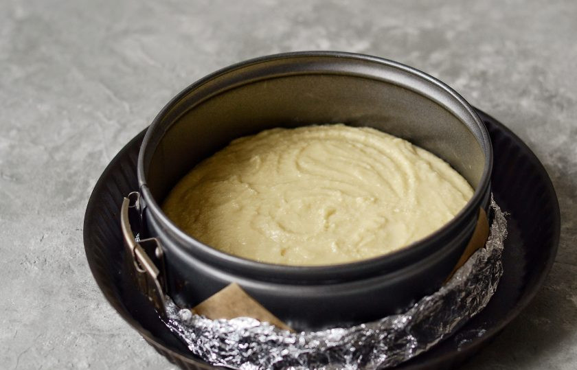 1. Этап. Торт из кокосовой муки: Вылейте тесто в форму. Выпекайте корж в заранее разогретой до 180 градусов духовке 40-50 минут. Готовность проверяйте сухой шпажкой.