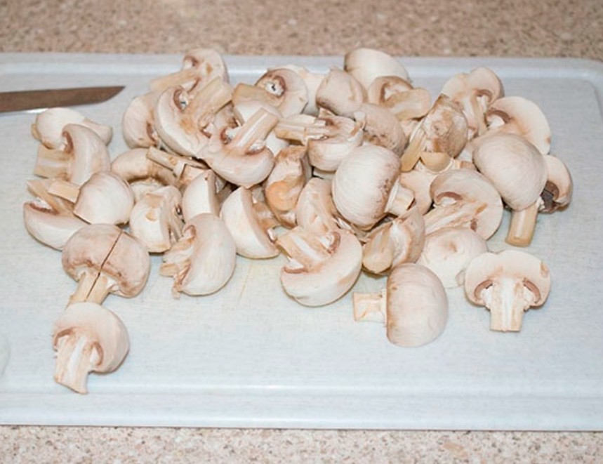 1. Stage. Greek champignons: Cut the mushrooms in half, if large then into 4 parts. Finely chop the onion and garlic.