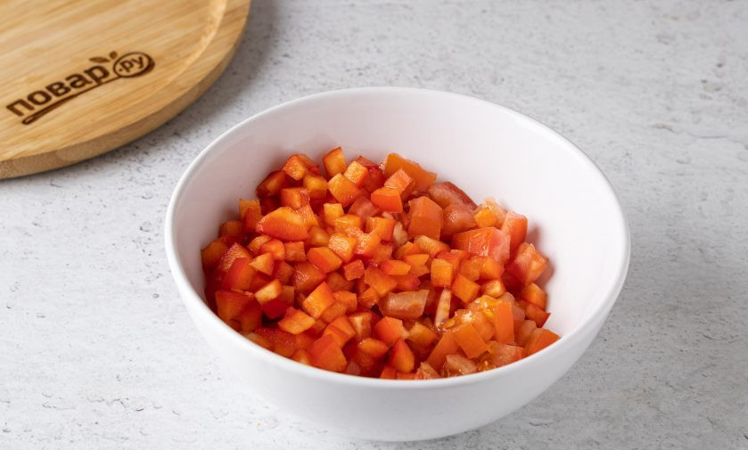 1. Этап. Холодная закуска из баклажанов с помидорами и чесноком: Помидоры и болгарский перец нарежьте кубиками.