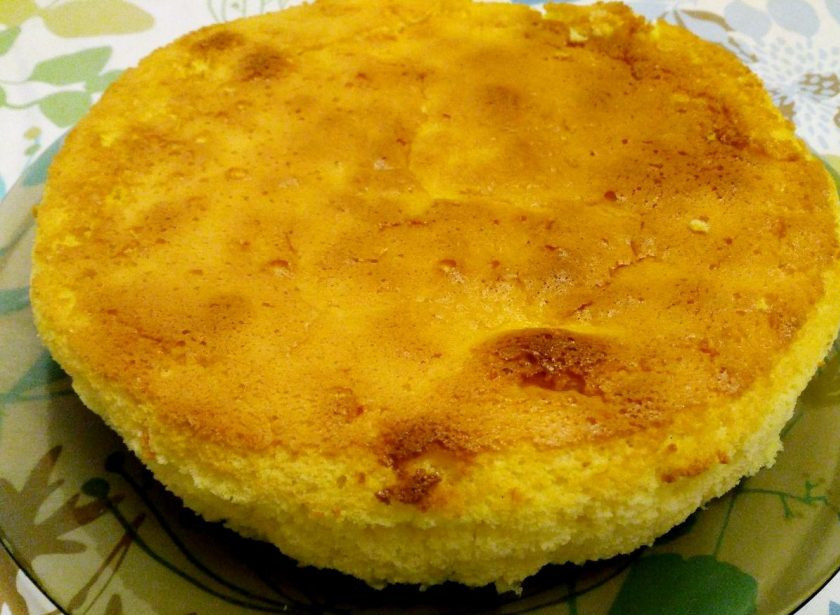 1. Этап. Японский хлопковый чизкейк: Спустя указанное время, чизкейк приобретает золотистый цвет, на его поверхности появляются небольшие трещинки. Вынимать из духовки его следует лишь после того, как он частично остынет при открытой дверце в течение 15-20 минут. После этого форму с десертом необходимо вынуть из формы с водой и дать остыть при комнатной температуре ещё 10-15 минут, после чего-аккуратно перенести чизкейк на блюдо, освободив его от бумаги.