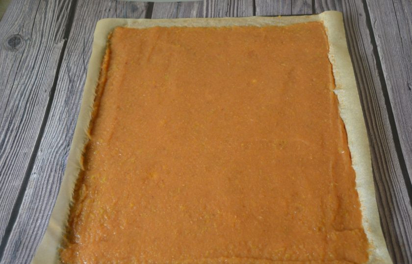 1. Этап. Фруктовый лаваш: Застелите противень бумагой для выпечки, выложите пюре толщиной около 0,5 см. и хорошо разровняйте по всей поверхности. Поставьте в духовку на минимальное горение с приоткрытой дверцей на 2,5-3 часа. Лаваш можно сушить просто на солнце, но на это потребуется несколько дней.