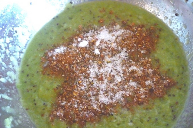 1. Этап. Мясо с киви: Кладем приправу для мяса, соль и перец. Перемешиваем.