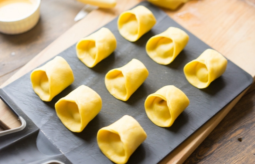 1. Этап. Итальянские пельмени: Отварите пельмени в грибном бульоне или просто подсоленной воде минут 5, до готовности.