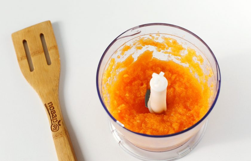 1. Этап. Тыквенно-морковный кекс: Морковь и тыкву нарежьте на части и измельчите при помощи блендера (можно просто натереть на мелкой терке).