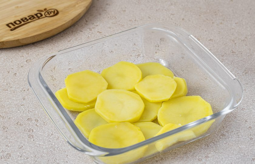 1. Этап. Постная картофельная запеканка с капустой: В форму для выпечки выложите картофель тонким слоем.