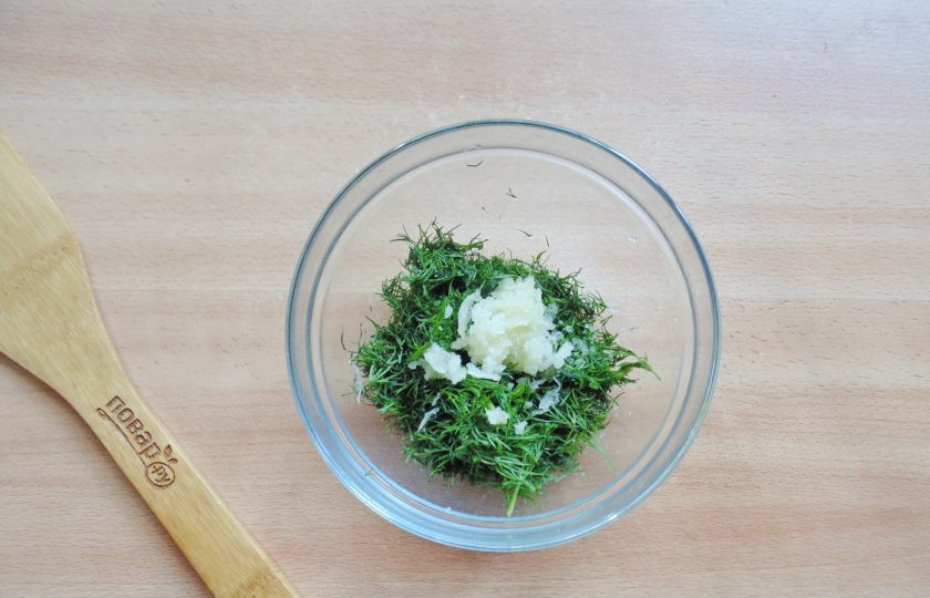 1. Этап. Баклажаны в укропном рассоле на зиму: Добавьте измельченный чеснок. Я его пропустила через пресс.