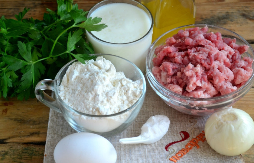 1. Этап. Беляши с мясом: Подготовьте все необходимые ингредиенты. Свининку заранее пропустите через мясорубку, луковицу измельчите с помощью той же мясорубки или с помощью блендера.