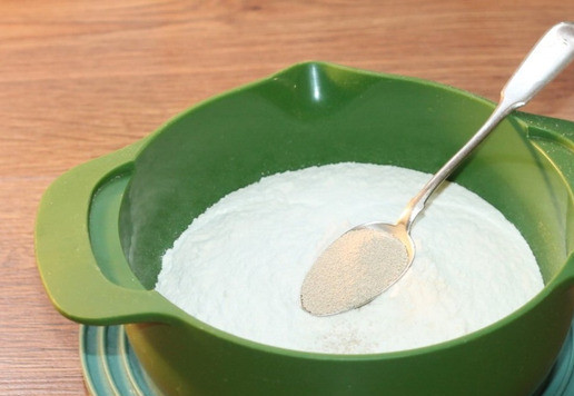 1. Этап. Домашний Курляндский хлеб: 2. Приготовим опару. Пшеничную муку (200 г) смешиваем с сухими дрожжами (7 г)...