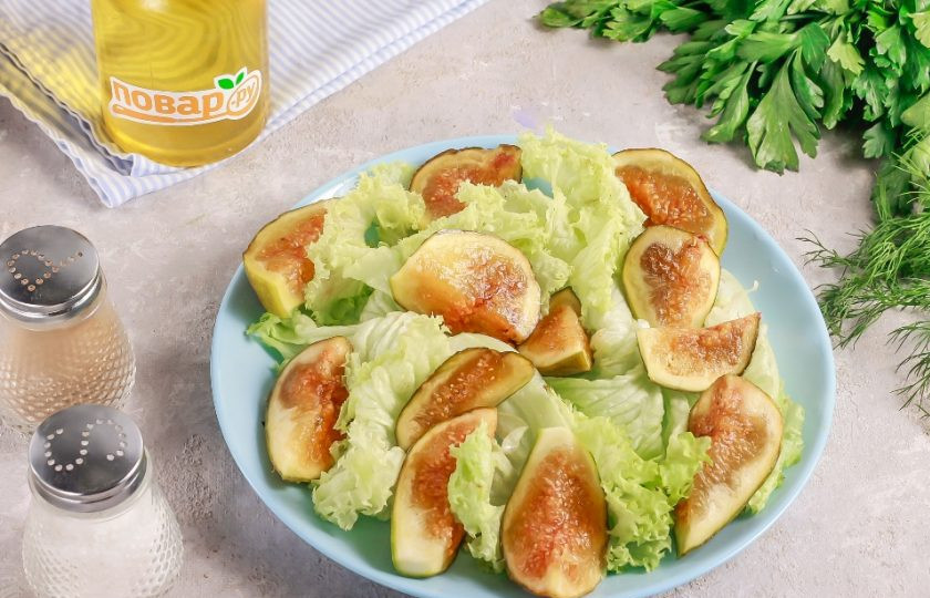 1. Этап. Салат с инжиром и сыром с плесенью: Промойте листья салата и инжир. Срежьте с плодов хвостики и нарежьте их на четыре части каждый. Выложите на тарелку листья салата, а на них — четвертинки инжира.