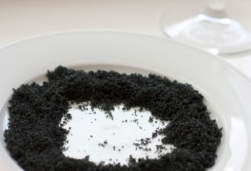 1. Этап. Коктейль черная вдова: Насыпьте небольшое количество черного или коричневого сахара в плоскую тарелку. Чистый бокал для мартини намочите по краям и обмакните аккуратно в сахар - получаем тонкий ободок.