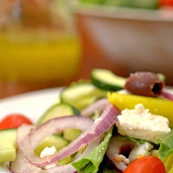 Салат Греческий с чесночной заправкой