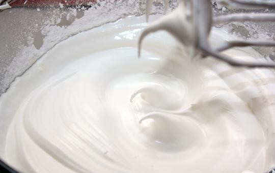 1. Этап. Безе (меренги) с орехами: 4. Мы взбили смесь до плотной белой массы с неким блеском, она должна хорошо держать свою форму. На взбивание уходит примерно минут семь-восемь.
