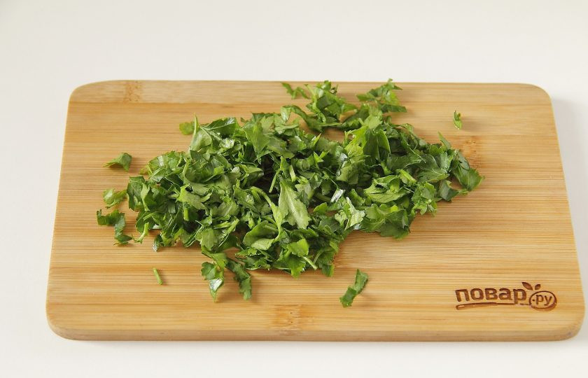 1. Этап. Яичный суп с помидорами: Зелень промойте и измельчите.