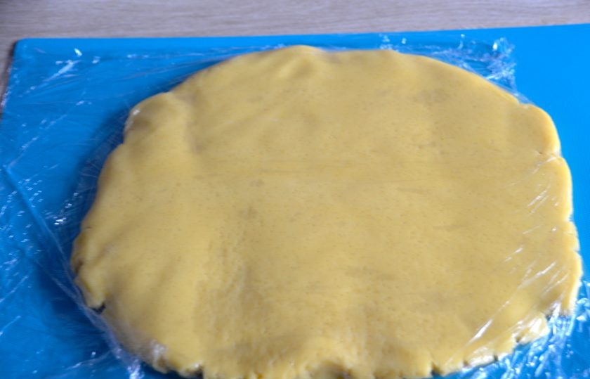 1. Этап. Корзиночки с белковым кремом по ГОСТу: Раскатайте тесто в пласт, заверните в пищевую пленку, уберите в холодильник на 30-40 минут.