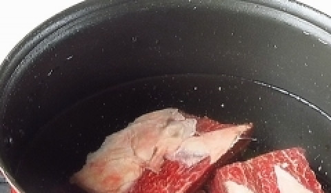 1. Этап. Суп из оленины: Грудинку положить в глубокую кастрюлю. Залить холодной водой и поставить на огонь. Как только бульон начнет закипать, огонь уменьшить и снять шумовкой всю пену. добавить в кастрюлю 1 очищенную луковицу (целиком), лавровый лист и перец. Варить бульон под крышкой на медленном огне до готовности мяса.