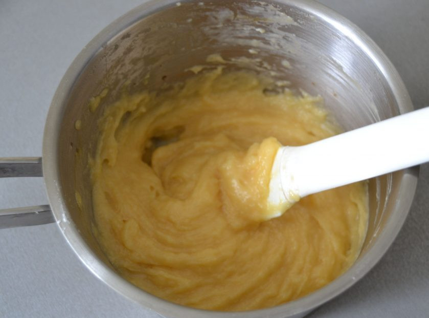 1. Этап. Фисташковые эклеры: Интенсивно вмешайте яйца в тесто.