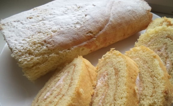 1. Этап. Рулет бисквитный с кремом: 5. Сверните рулет и плотно укутайте льняным полотенцем. Оставьте его в таком положении до полного остывания. Рулет сверху посыпьте сахарной пудрой и разрежьте на порционные куски. Приятного аппетита.