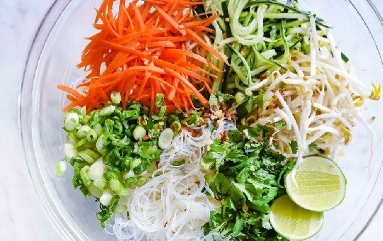 1. Этап. Вьетнамский салат с лапшой: 4. Останется только аккуратно перемешать и дополнить ломтиками лайма. Приятного аппетита!