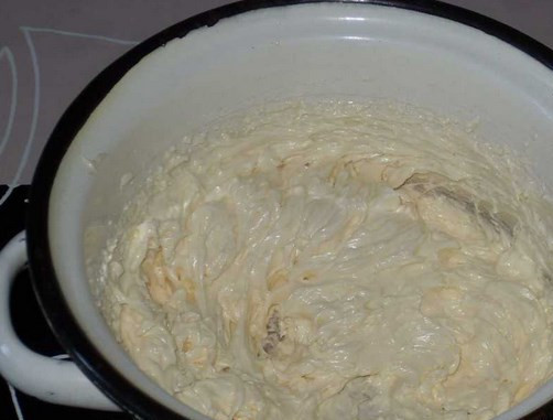 1. Этап. Торт на 30 лет: Для пропитки отправляем торт на пару часов в холодильник. Готовка крема: он может быть сметанным (если сметана достаточно жирная) или масляным.