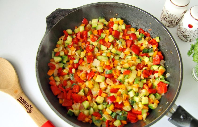 1. Этап. Икра овощная: Добавьте болгарский перец и обжариваем овощи еще пару минут.