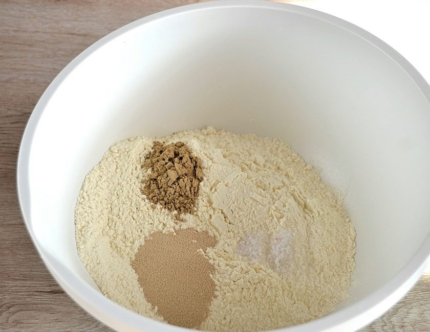 1. Этап. Финские булочки с корицей и кардамоном: В емкости для замешивания теста смешайте муку, соль, дрожжи и кардамон.