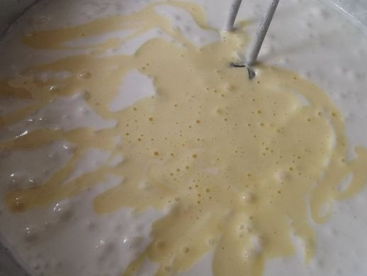 1. Этап. Бисквитный торт со сметанным кремом: 6. Соедините обе массы и аккуратно перемешайте.